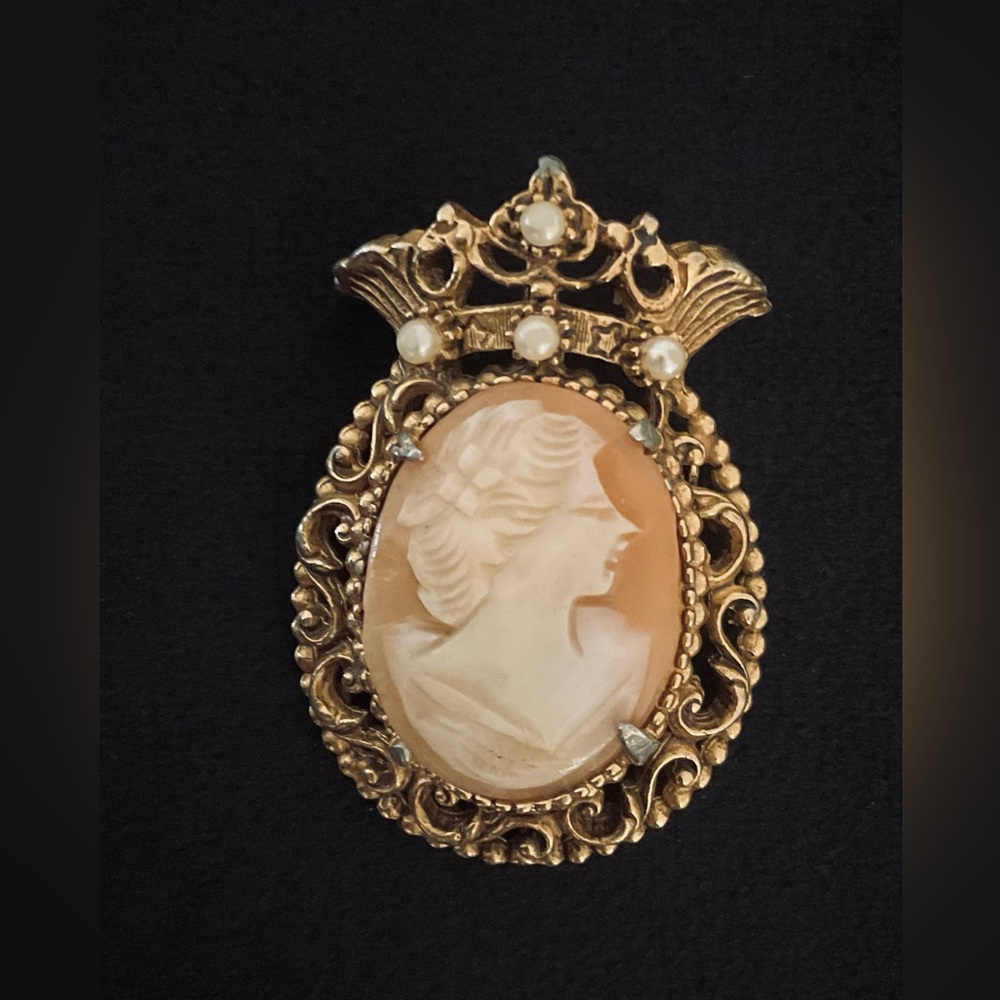 #225 Vintage Florenza Goldtone Cameo Pendant Brooch Signed